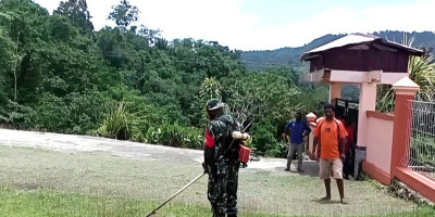 Peduli Kenyamanan Ibadah, Babinsa Bantu Bersihkan Halaman Gereja