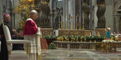 Paus Pimpin Vigili Doa Perdamaian di Basilika Santo Petrus