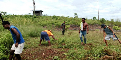 Ciptakan Lingkungan Bersih, Babinsa Bantu Bersihkan Halaman Gereja