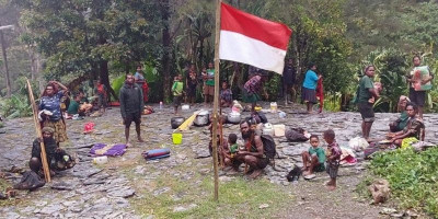 Warga Distrik Kembru Kembali Pulang dan Kibarkan Bendera Merah Putih