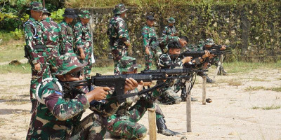 Prajurit Kodaeral XV Laksanakan Renang Laut, dan Menembak  