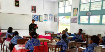 Perkuat Karakter Generasi Muda, Babinsa Berikan Wasbang di SMPN 1 Kameri