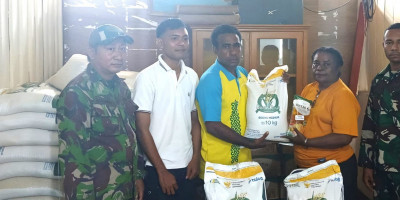 Pastikan Tepat Sasaran, Babinsa Dampingi Penyaluran Bantuan Beras di Kampung Mapia