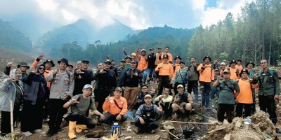 Pulihkan Eks Longsor, Perhutani Tanam Pohon di Pasirlangu