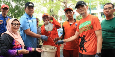 Tekan Populasi Ikan Sapu-Sapu, 70 Personel Gabungan Turun di Pulo Gadung