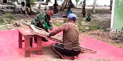 Aksi Nyata Babinsa Supiori Bantu Petani Bersihkan Padi dari Jerami