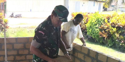 Selalu Ada Bersama Rakyat, Babinsa Supiori Selatan Bantu Warga Pasang Batu Tela