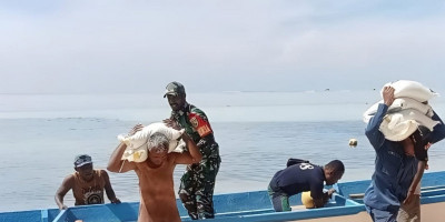 Semangat Kebersamaan, Babinsa dan Warga Angkut Beras Bantuan di Kepulauan Mapia