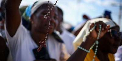 Paus Bersama Umat Doa Rosario di Shrine Angola