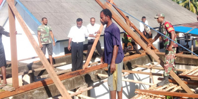Semangat Gotong-Royong, Babinsa Bantu Warga Bangun Gedung Serbaguna GKI Panel Dafi