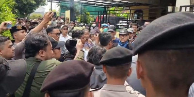 Jurnalis Dipiting Saat Eksekusi Lahan Cibubur, Ricuh Warga vs Aparat