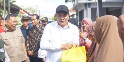 Bupati Subandi Salurkan Bantuan Kursi Roda dan Bantuan Perbaikan Rumah Tidak Layak Huni.