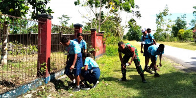 Tanamkan Budaya Hidup Bersih, Babinsa Biak Timur Ajak Siswa Bersihkan Lingkungan Sekolah