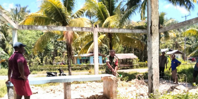 Babinsa Warsa Bantu Renovasi Pasar Warga di Kampung Karuiberik