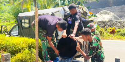 Satgas TMMD Ke-128 Kodim 1708/BN Rela Angkut Air Demi Pembangunan Rumah Warga