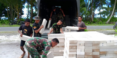 Dua Jam Perjalanan, Satgas TMMD Kodim 1708/BN Terus Suplai Material ke Lokasi Sasaran