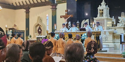 Umat dari Berbagai Daerah Ikuti Misa Malam Jumat Pertama di Ganjuran