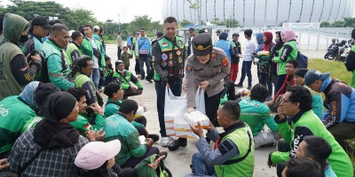Polres Metro Jakarta Utara Bagikan Makanan untuk Buruh
