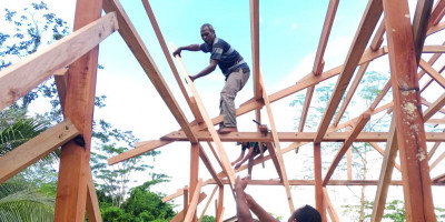 Masuk Tahap Rangka Atap, Pembangunan Rumah Warga Sansundi Terus Dikebut Satgas TMMD