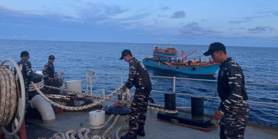 KRI Teluk Parigi Evakuasi Kapal Nelayan Rusak di Perairan Halmahera
