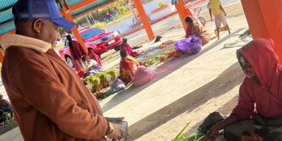 Dorong Ekonomi Rakyat, Bupati Pegaf Turun ke Pasar Anggi
