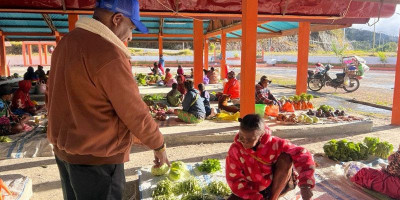 Bupati Pegaf Sapa Pedagang, Hidupkan Pasar Anggi