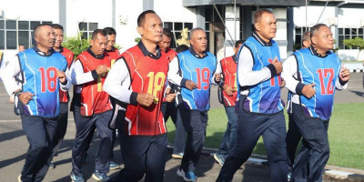 Komandan Kodaeral XIV Bersama Prajurit Laksanakan Tes Samapta