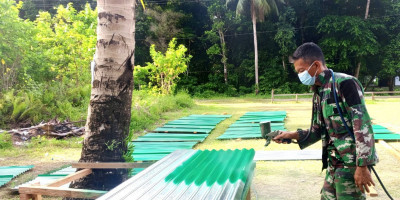 Atap Seng Dicat Hijau, Satgas TMMD 128 Percepat Pembangunan di Kampung Sansundi