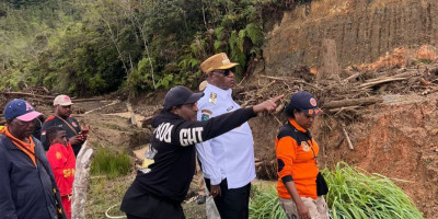 Bupati Pegunungan Arfak Tinjau Lokasi Banjir dan Longsor di Catubouw