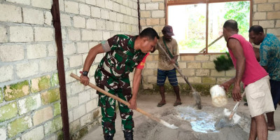 Turun Tangan Bersama Warga, Babinsa Biak Timur Bantu Pembangunan Sekolah Minggu