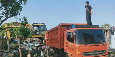 Aparat Gabungan Tertibkan TPS Liar di Pejagalan