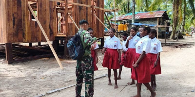 Senyum Hangat Anak-Anak Warnai Kebersamaan dengan Satgas TMMD ke-128 Kodim 1710/Mimika
