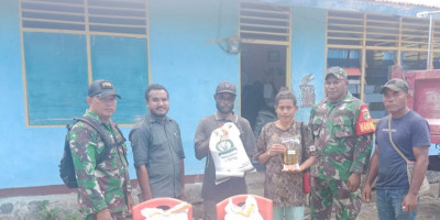 Babinsa Biak Kota Dampingi Penyaluran Beras Bantuan Bulog di Distrik Yendidori