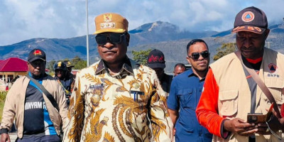 Hujan Deras Rendam Rumah ASN di Anggi, Bupati Pegaf Tinjau Lokasi