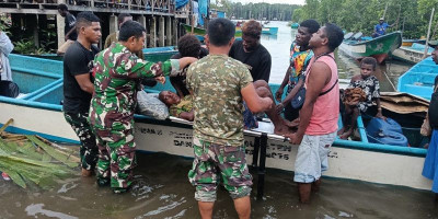 Satgas TMMD Tunjukkan Kepedulian dengan Evakuasi Warga Sakit