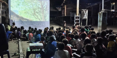 Nonton Film Edukasi bersama Satgas TMMD di Kampung Keakwa