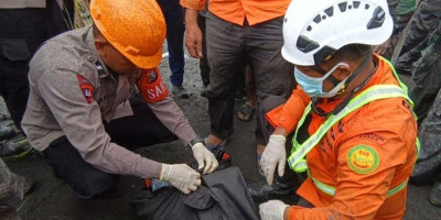 Dua Pendaki Asal Singapura Ditemukan Tewas Berpelukan di Gunung Dukono