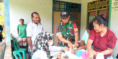 Babinsa Numfor Dampingi Nakes Gelar Posyandu Balita di Pyefuri