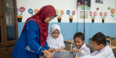 Lalu Desak Hapus Kastanisasi, Guru Honorer Harus jadi PNS