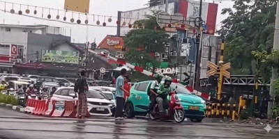 Taksi Ijo Nekat Terobos Pintu Perlintasan Bekasi