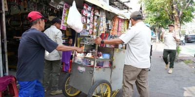 Pemkot Jakarta Timur Kembalikan Fungsi Trotoar Lewat Operasi Penertiban Serentak
