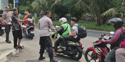 Polsek Kelapa Gading Bagikan 50 Nasi Kotak untuk Ojol