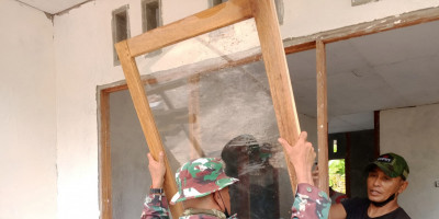 Satgas TMMD Kodim 1708/BN Genjot Pembangunan Rumah Warga Tahap Pemasangan Jendela