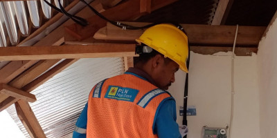 Hadirkan Hunian Nyaman, Satgas TMMD Ke-128 Lengkapi Rumah Warga dengan Listrik
