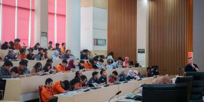 NHM Hibahkan Batuan Gosowong untuk Mahasiswa Geologi UNPAD