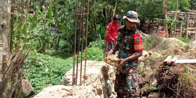 Hadir Ditengah Warga, Babinsa Biak Kota Bantu Pembangunan Pagar Gereja GKI Efrat Darfuar