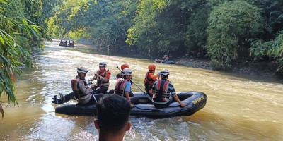 Anak 14 Tahun Terseret Arus Ciliwung, Tim SAR Lakukan Pencarian