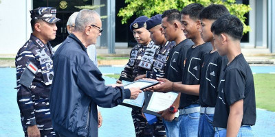 Dankodaeral IV Berikan Penghargaan Atlet Layar Kepri