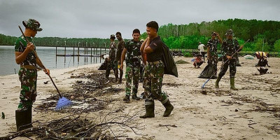 Aksi Bersih Pantai Keakwa oleh Satgas TMMD Kodim 1710/Mimika