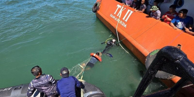 Tersangkut Jaring Nelayan, Kapal SPOB TK II Diselamatkan Kapal Perang TNI AL 